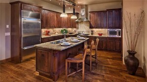 Kondominium, Beberapa Tempat Tidur, pemandangan gunung (Governors Penthouse (#401) (Condo)) | Dapur pribadi | Mesin pembuat kopi/teh, lemari es, microwave, dan kompor