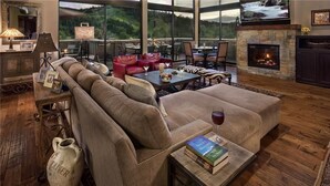 Kondominium, Beberapa Tempat Tidur, pemandangan gunung (Governors Penthouse (#401) (Condo)) | Area keluarga | TV layar datar