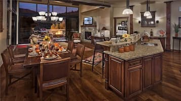 Deluxe Condo, 3 Bedrooms, Mountain View, Mountainside | Living area