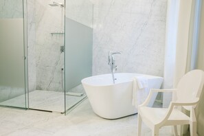 Shower, free toiletries, hair dryer, bathrobes - Hotel del Parque (Samborondon)