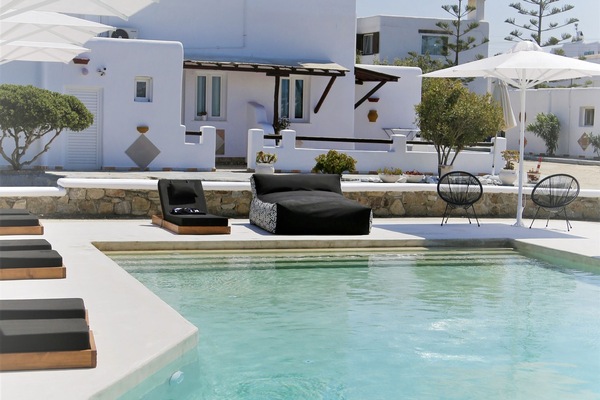 Seasonal outdoor pool, pool umbrellas, sun loungers