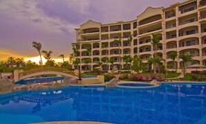 Condo de diseñador, 2 habitaciones, vista al océano, frente al mar | Alberca al aire libre | Alberca al aire libre 