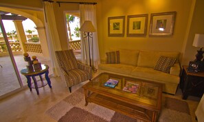 Condo de diseñador, 2 habitaciones, vista al océano, frente al mar | Área de sala de estar