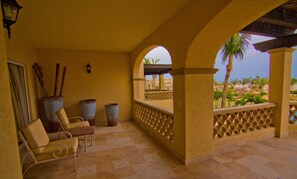 Condo de diseñador, 2 habitaciones, vista al océano, frente al mar | Terraza o patio