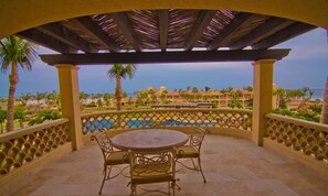 Condo de diseñador, 2 habitaciones, vista al océano, frente al mar | Terraza o patio