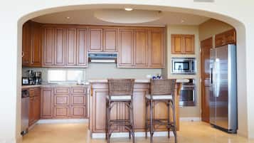 Vila Premium, 3 kamar tidur, pemandangan samudra, menghadap laut | Dapur pribadi | Lemari es, microwave, oven, dan kompor