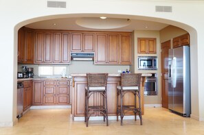 Villa Premium, 3 habitaciones, vista al océano, frente al mar | Cocina privada | Refrigerador, microondas, horno y parrilla de estufa