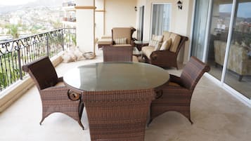 Vila Premium, 3 kamar tidur, pemandangan samudra, menghadap laut | Balkon