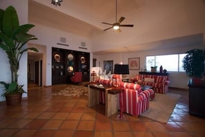 Condo de diseñador, 4 habitaciones, vista al océano, frente al mar | Área de sala de estar | Televisión