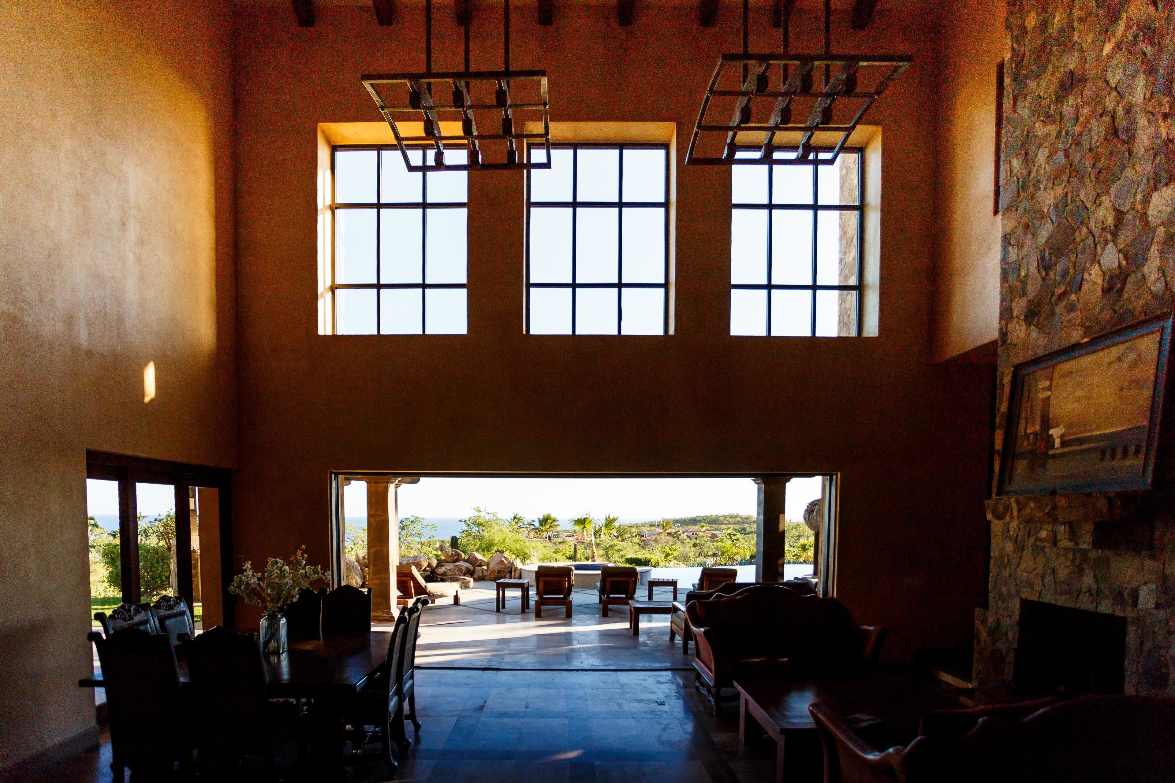 Vila superluxo, 4 quartos, vista parcial para o oceano, de frente para o oceano | Sala de estar