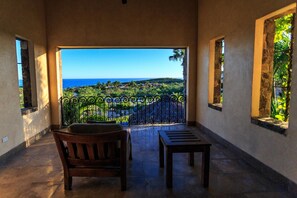 A balcony with a view of the ocean and greenery. - Casa Vida Home 4 Bedroom Villa By Seaside Los Cabos (San José del Cabo)