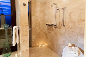 Appartement, 3 chambres | Douche de la salle de bain