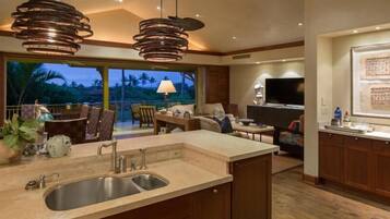 Apartamento, 3 quartos | Cozinha privada | Micro-ondas, cafeteira/chaleira