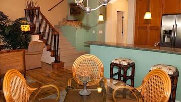 Apartment, 2 Bedrooms | In-room dining