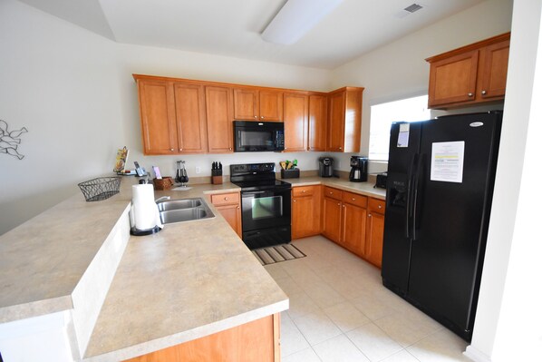 Refrigerador, microondas, placa de cocina, lavavajillas