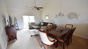 Leilighet, flere senger (1734 Willow Bend) | Spiseområde på rommet