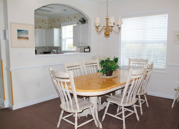 Standard Apartment, 3 Bedrooms | In-room dining