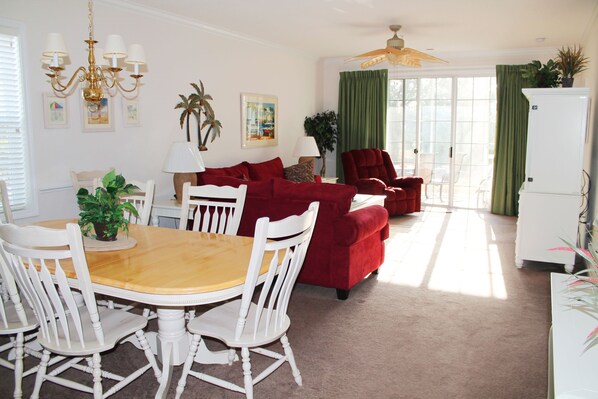 Standard Apartment, 3 Bedrooms | In-room dining