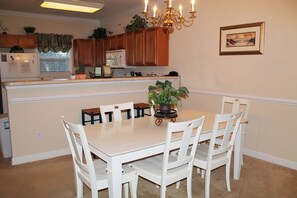 In-room dining - 1022 Willow Bend (North Myrtle Beach)