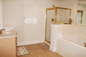 Standard Apartment, 2 Bedrooms | Bathroom | Combined shower/tub