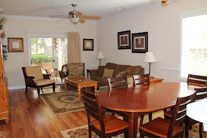 Leilighet – standard, 2 soverom | Oppholdsrom | DVD-spiller