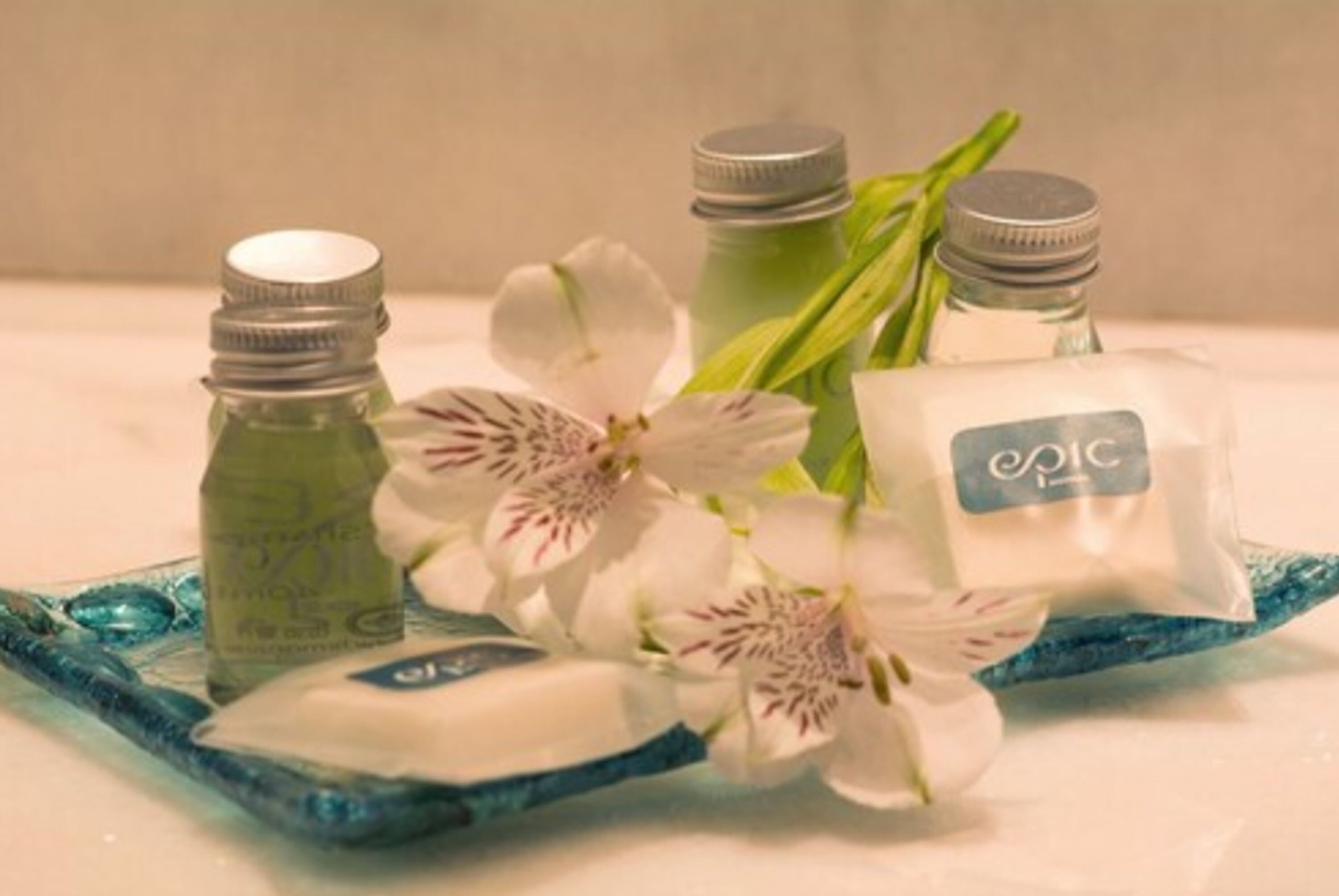 combined shower/bathtub, deep-soaking bathtub, rainfall showerhead