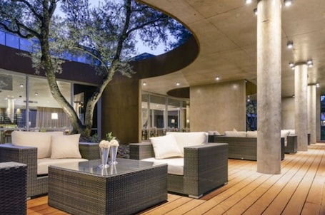 Breakfast, dinner, brunch served; local and international cuisine