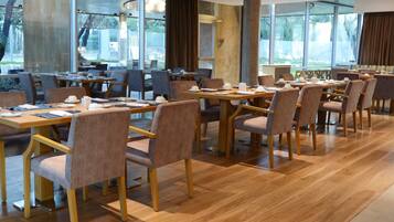 FrĂŒhstĂŒck, Abendessen, Brunch, lokale und internationale KĂŒche