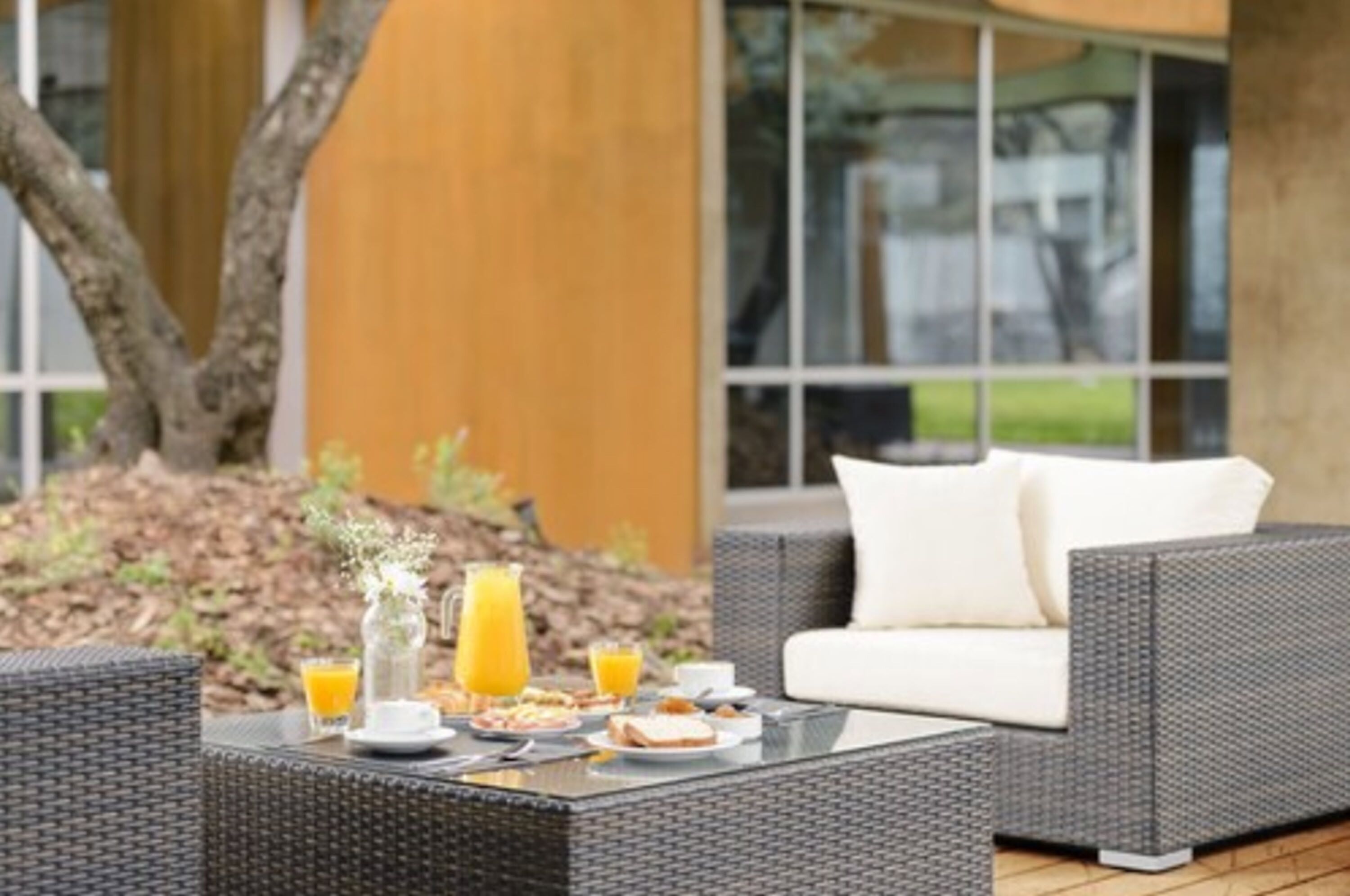 breakfast, dinner, brunch served; local and international cuisine