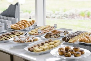 Free daily self-serve breakfast - Epic Hotel Villa de Merlo (Merlo)