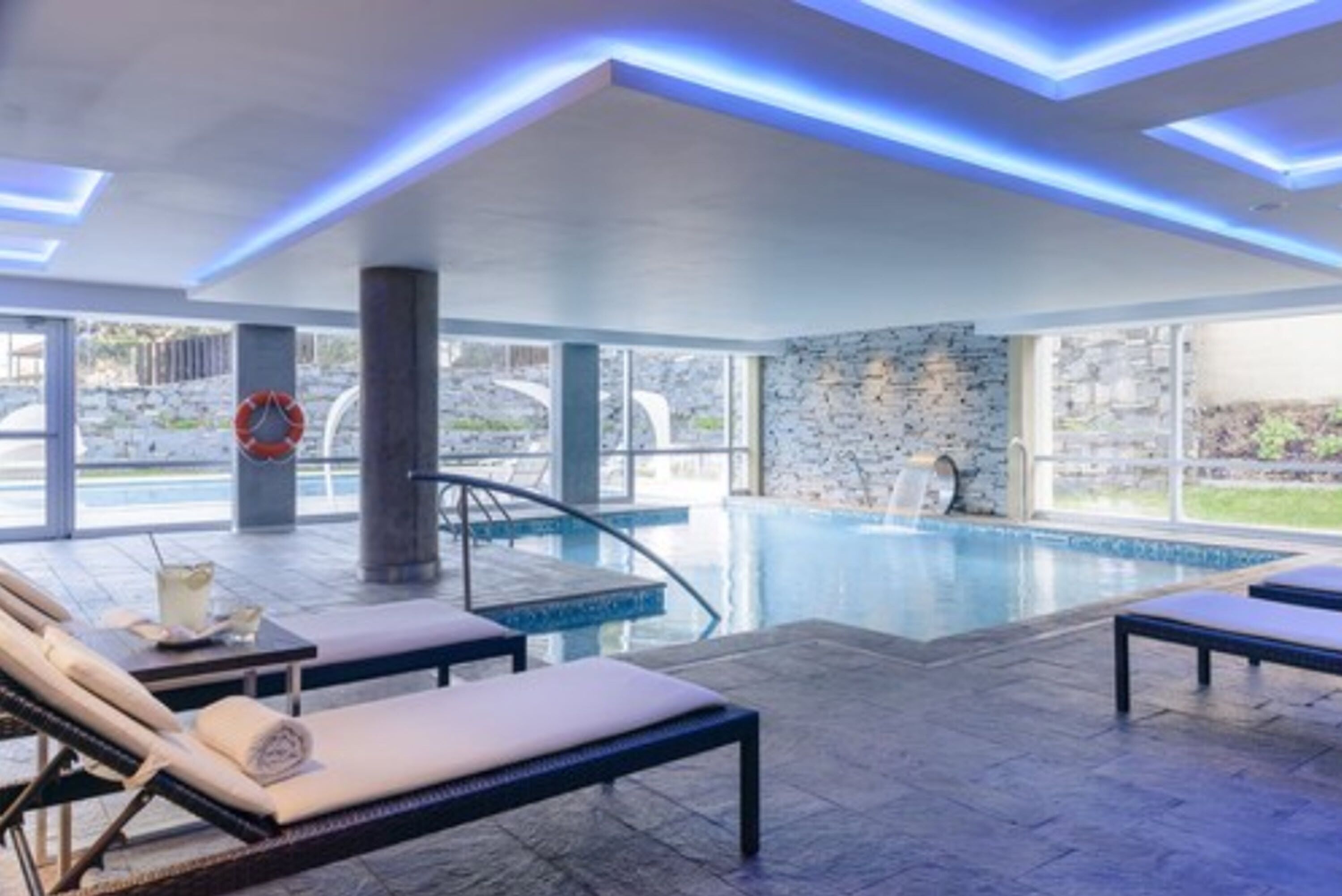 Piscina coperta, piscina stagionale all'aperto, ombrelloni da piscina