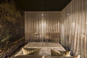 1 bedroom, premium bedding, down duvets, soundproofing - The Cinema Suites (Te Anau)