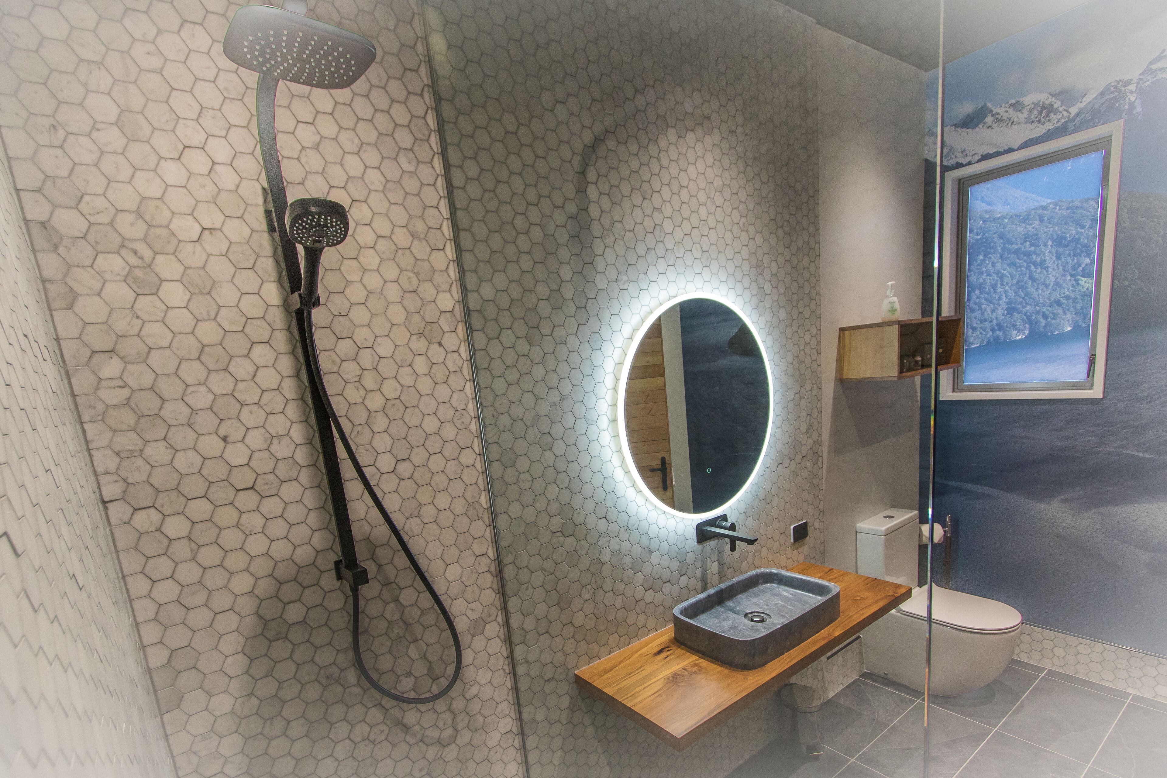 Deluxe studio suite | Badkamer | Een douche, een regendouche, designer toiletartikelen, een haardroger