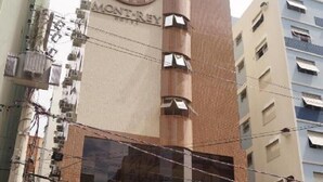Un immeuble imposant, orné d’un logo bien visible et du nom « MONT-REY » sur sa façade.