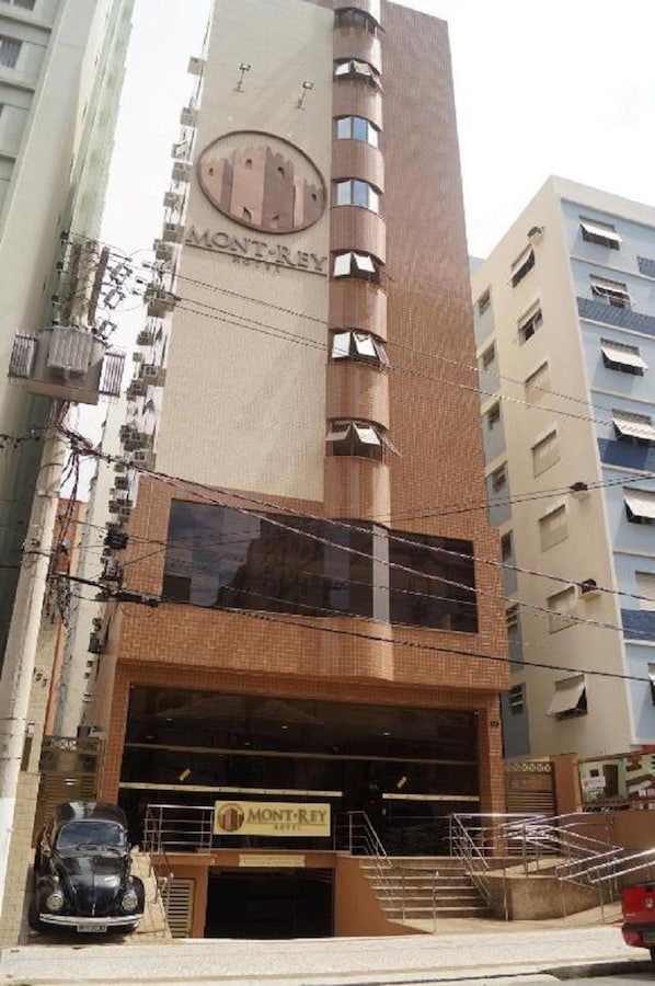 Um edifício alto com um logotipo marcante e o nome 'MONT-REY' na fachada.