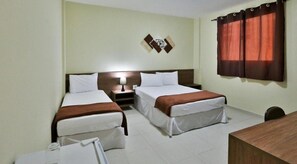 Quarto de hotel com duas camas, uma escrivaninha e uma obra de arte na parede.