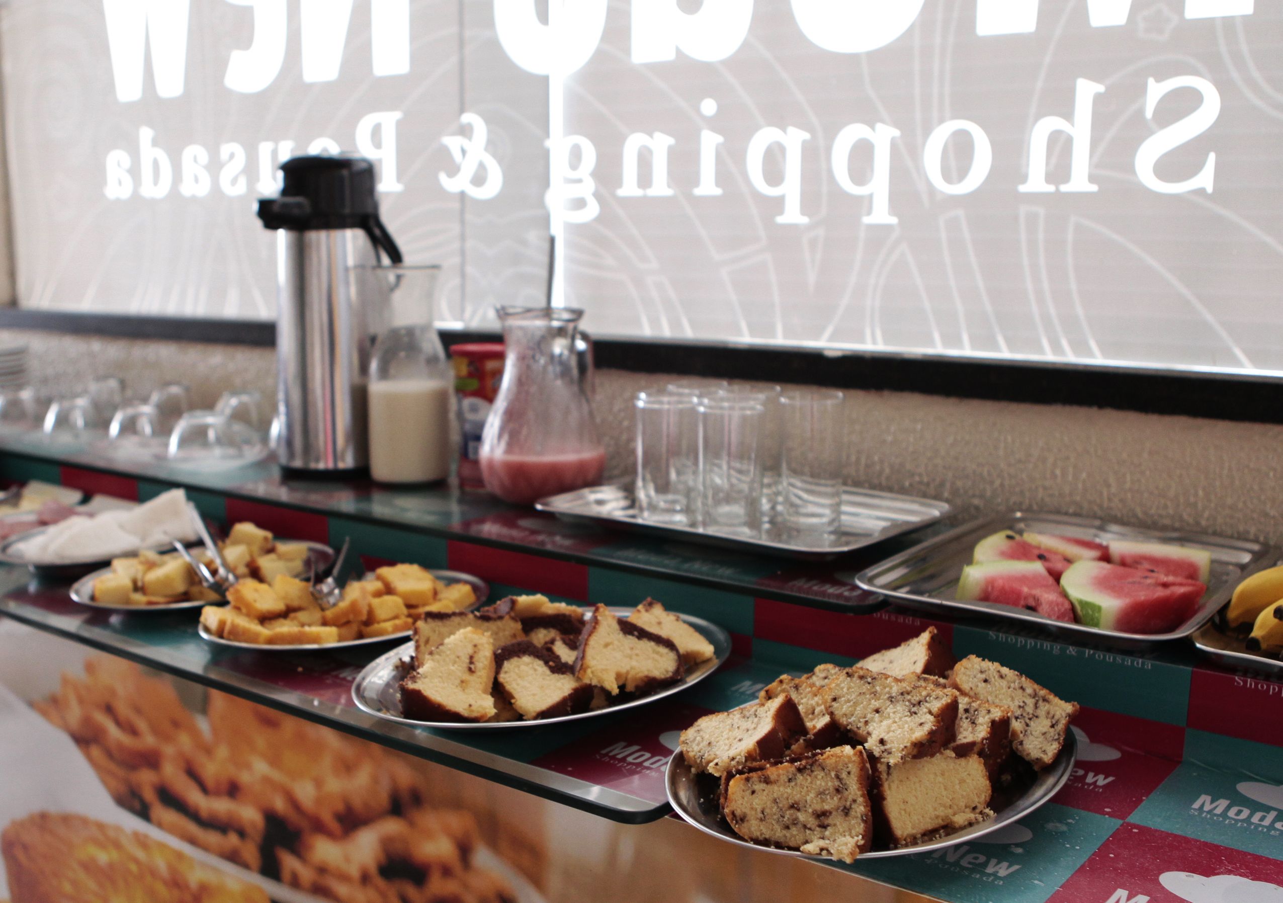Café da manhã com buffet grátis todos os dias