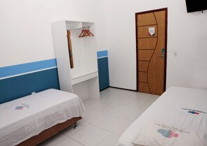 Blackout curtains, iron/ironing board, free WiFi, bed sheets - Pousada Moda New (Fortaleza)
