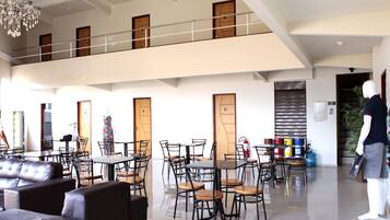 Café da manhã com buffet grátis todos os dias