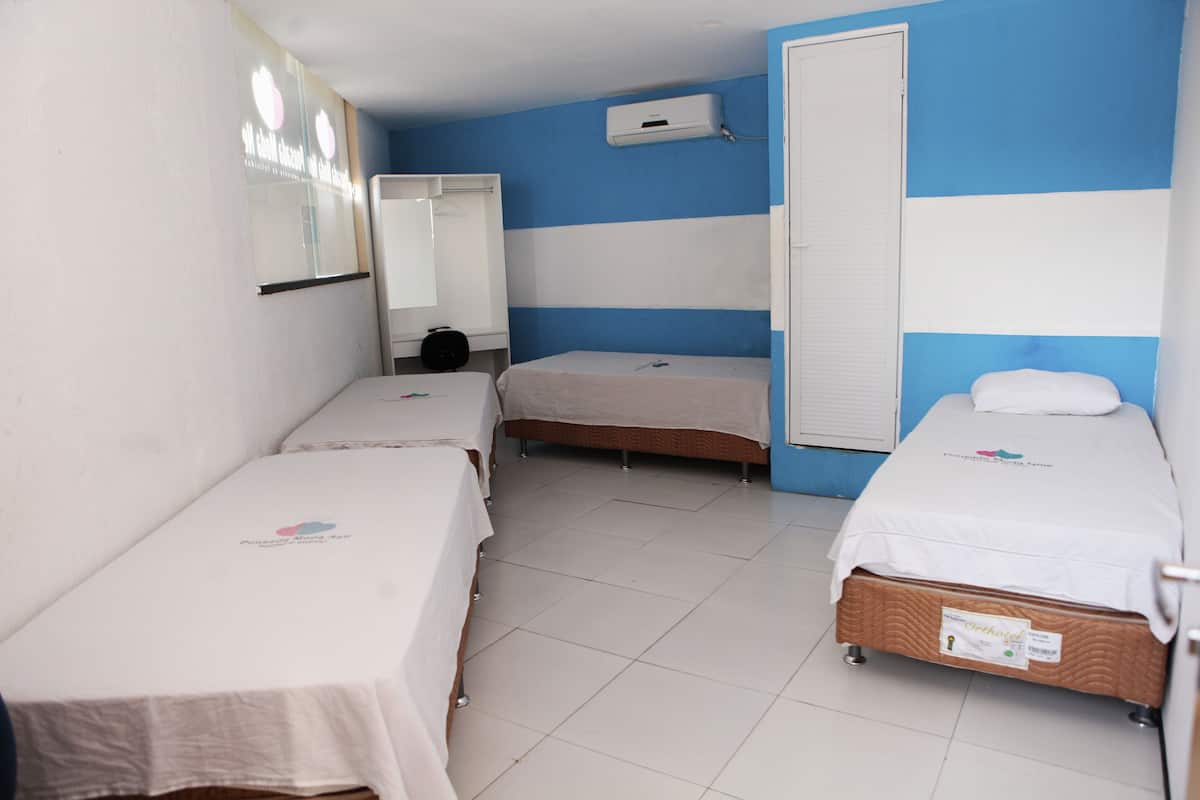 Quadruple Room (Apenas Depósito Bancário) | Blackout drapes, iron/ironing board, WiFi (free), bed sheets
