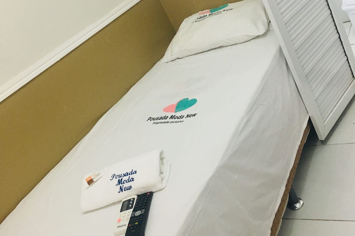 Single Room (Apenas Depósito Bancário) | Blackout drapes, iron/ironing board, WiFi (free), bed sheets