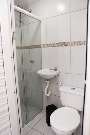Shower, free toiletries, towels