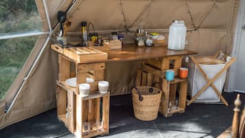 Honeymoon Campsite - 1 Tent (Mt. Gold) | Private kitchen | Fridge, coffee/tea maker, cookware/dishes/utensils