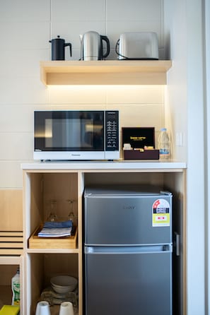 Mini-fridge, microwave, toaster, cookware/dishes/utensils - Takapuna International Motor Lodge (Auckland)