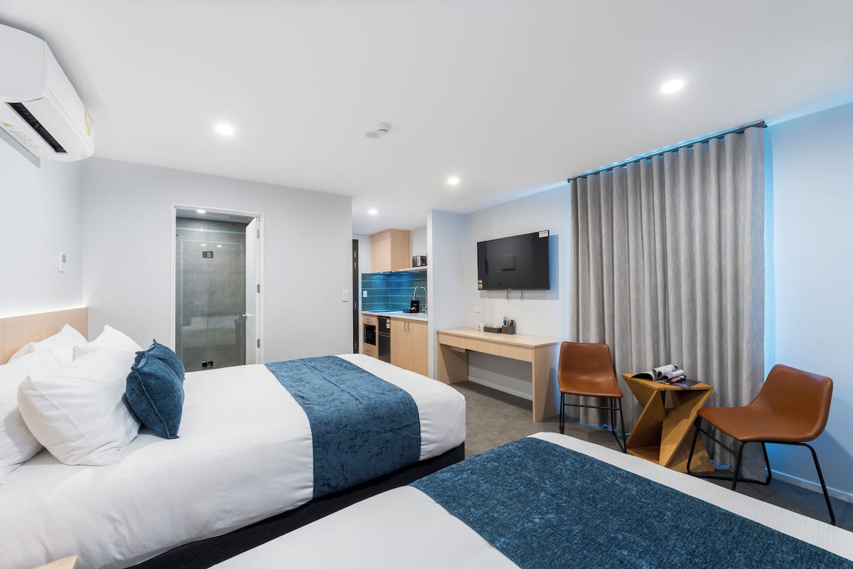Premium Twin Room | Desk, iron/ironing board, free WiFi, bed sheets