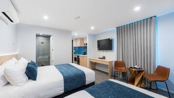 Premium Twin Room | Desk, iron/ironing board, free WiFi, bed sheets