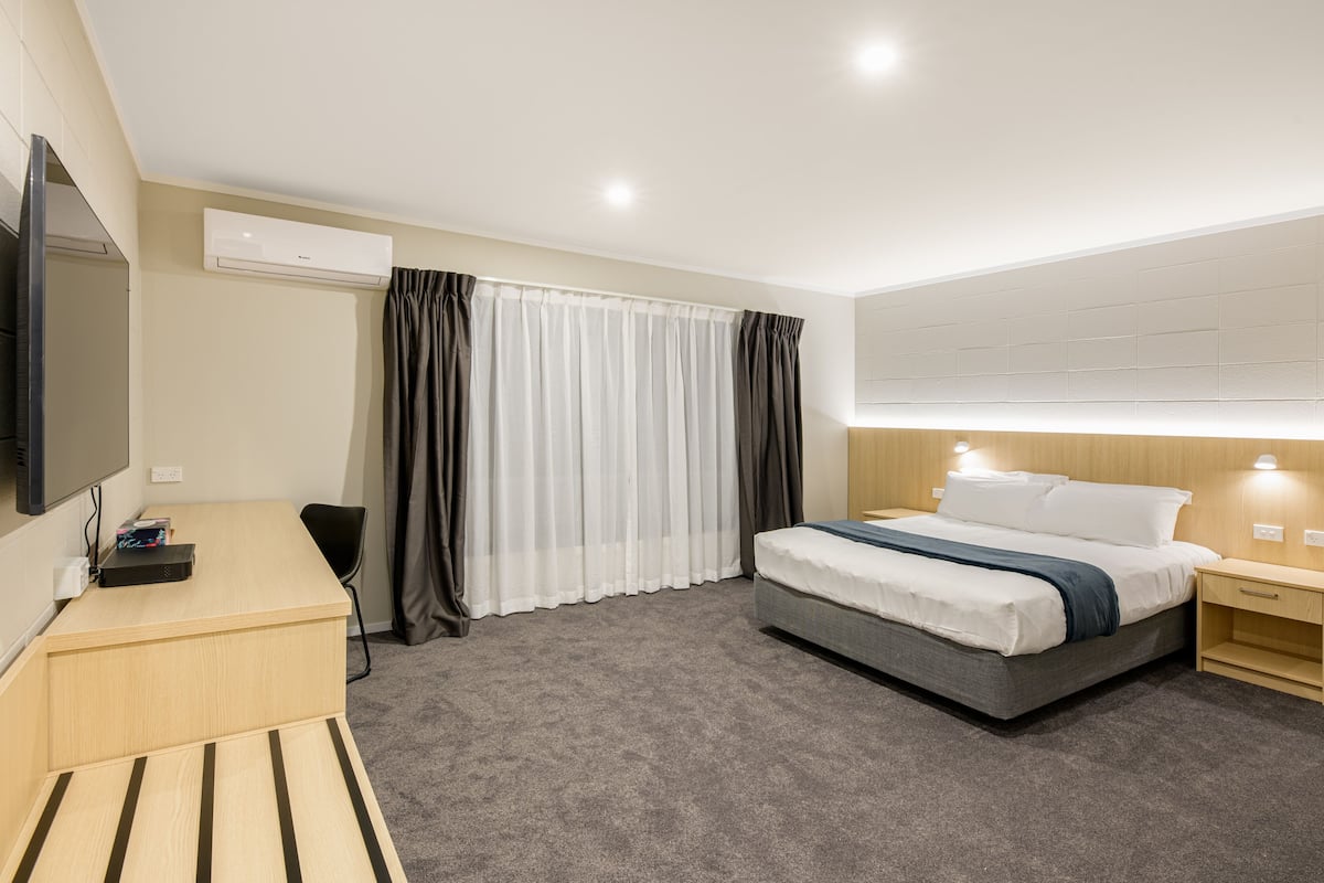 Doppelzimmer, Kochnische | Schreibtisch, Bügeleisen/Bügelbrett, kostenloses WLAN, Bettwäsche