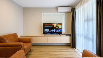 Quarto família, 2 quartos, cozinha | Área de estar | Smart TV 50 polegadas com canais via satélite