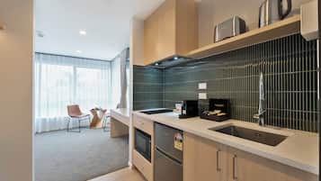 Estudio Premium, 1 cama de matrimonio grande, cocina | Cocina privada | Frigorífico pequeño, microondas, tostadora y utensilios de cocina