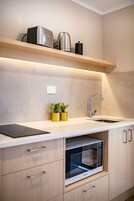 Herbergi fyrir tvo, tvö rúm - eldhúskrókur | Einkaeldhús | Míní-ísskápur, örbylgjuofn, brauðrist, pottar/pönnur/diskar/hnífapör